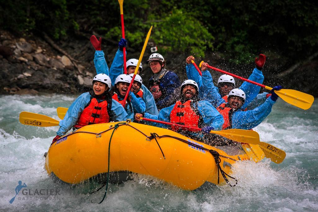 Whitewater Lodge Golden Eksteriør billede