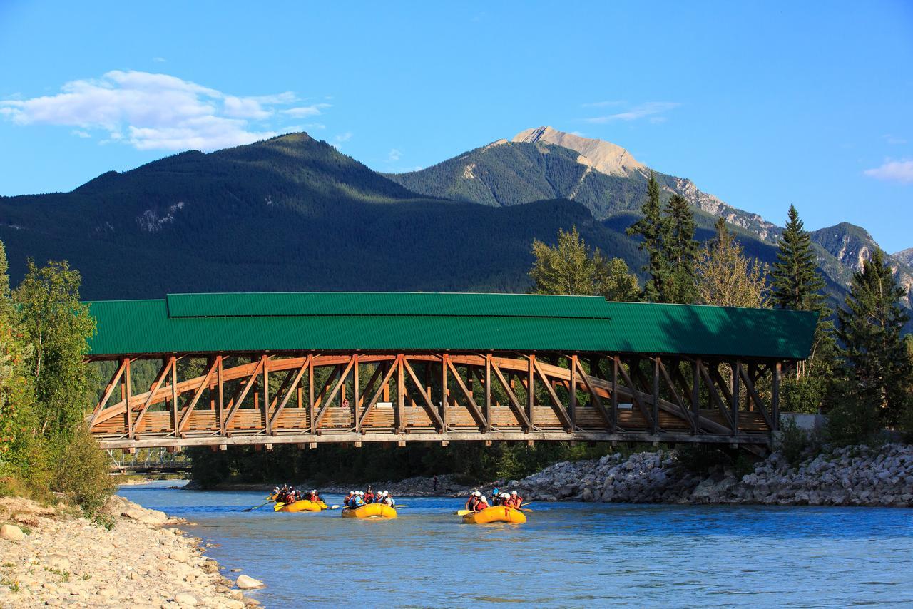 Whitewater Lodge Golden Eksteriør billede